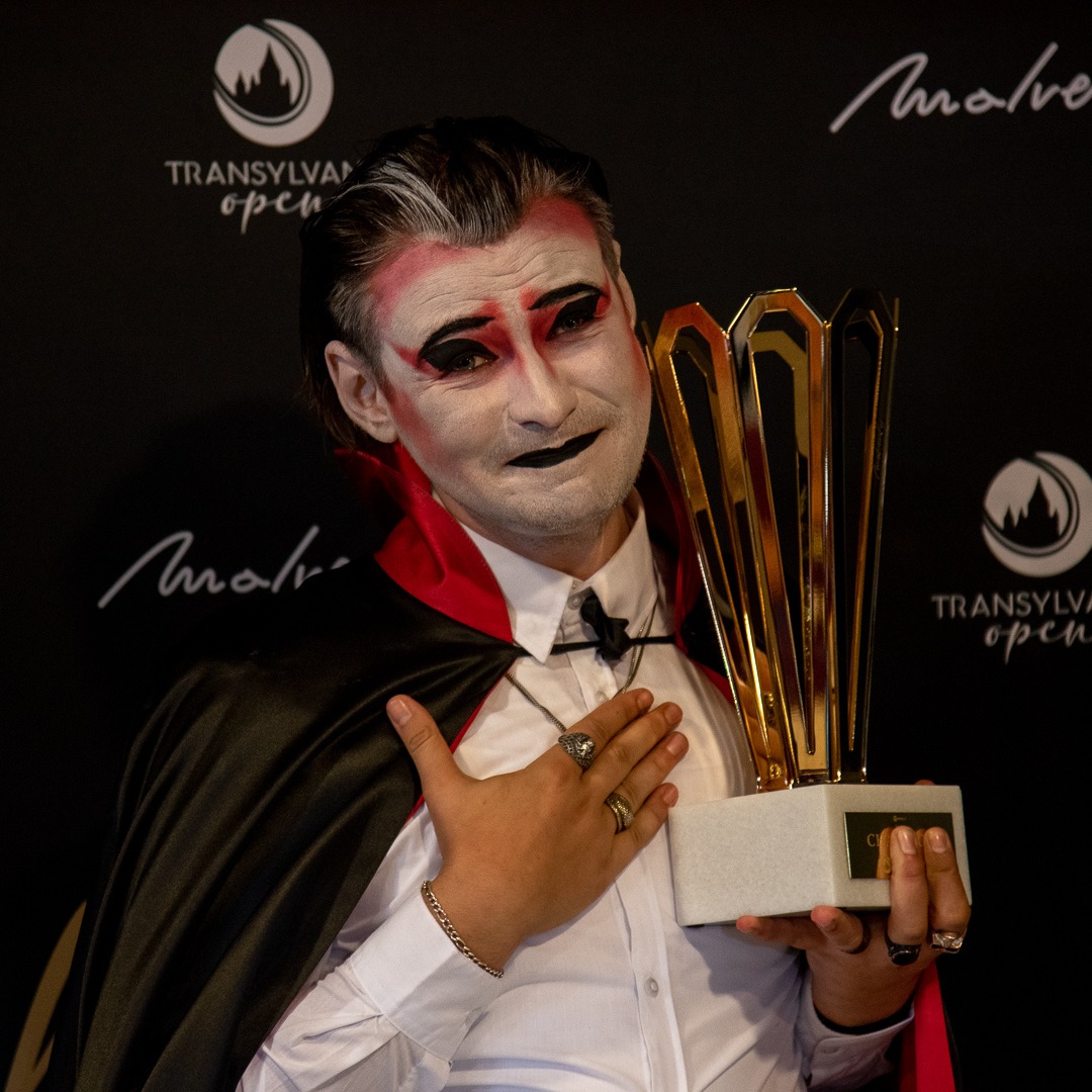 „Dracula” alături de trofeul turneului /FOTO: Transylvania Open - Facebook