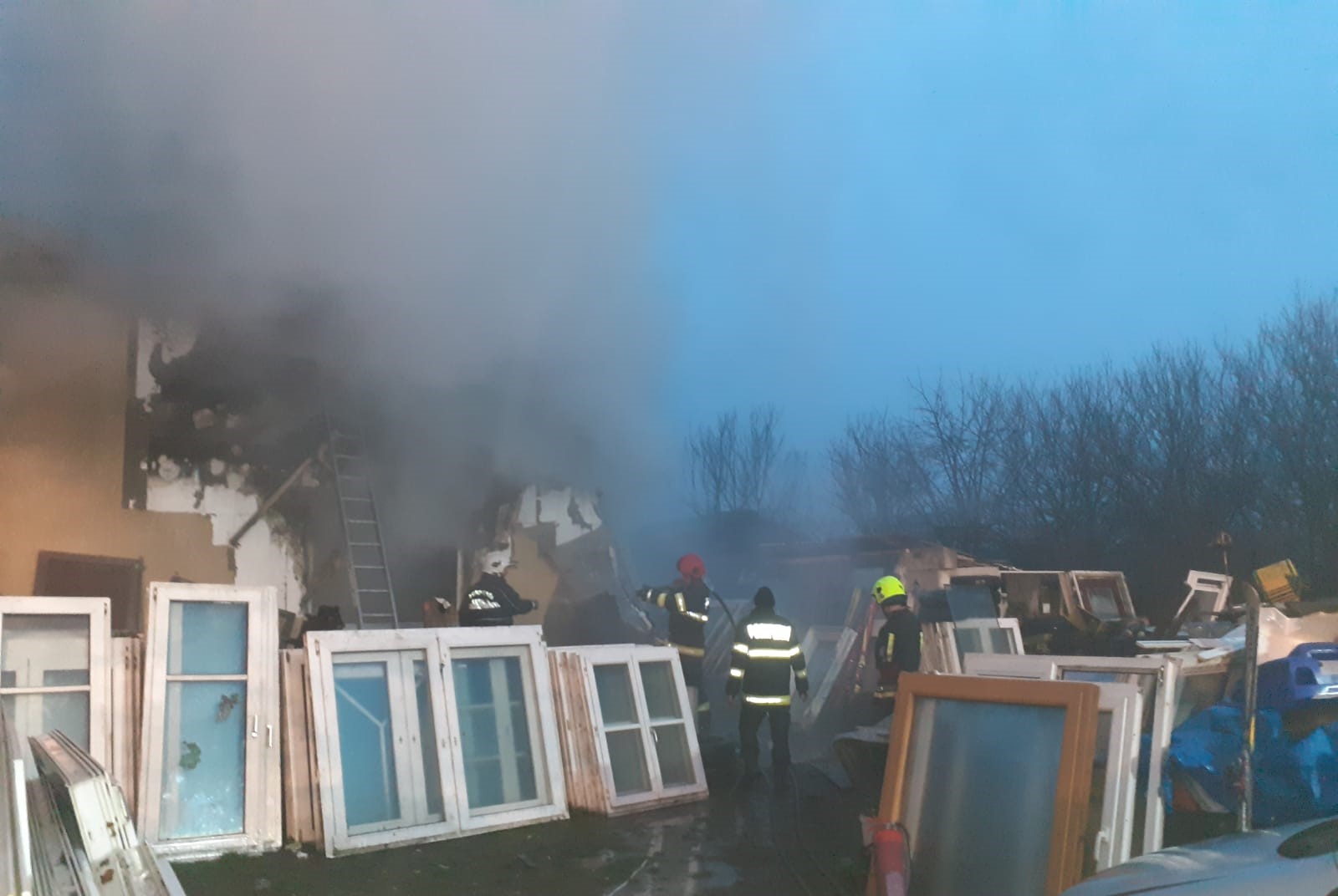 Un incendiu puternic a izbucnit, sâmbătă dimineața, într-o gospodărie din Gherla/ Foto: ISU Cluj