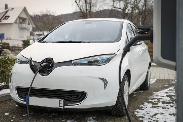 Tot mai mulți români s-au orientat spre mașinile hibrid și electrice în primele 11 luni din 2022/ Foto: pixabay.com