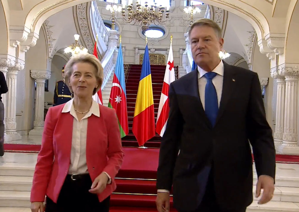 Ursula von der Leyen, președintele Comisiei Europene și Klaus Iohannis, președintele României/ Foto: captură ecran video Guvernul României/Facebook