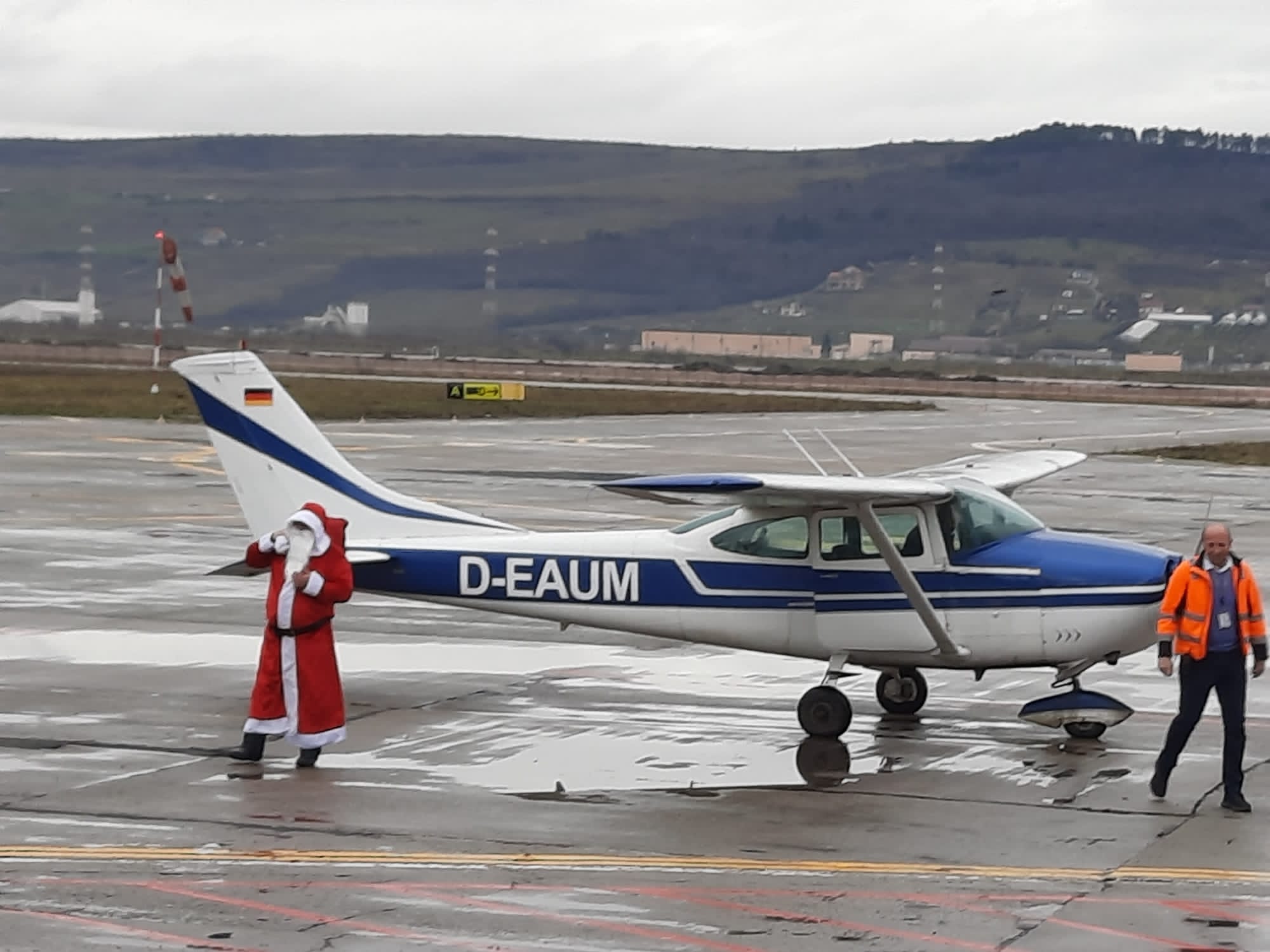 Chiar dacă mai sunt câteva zile până la Crăciun, Moș Crăciun a sosit mai repede în Cluj-Napoca/ Foto: Aeroportul Internațional Avram Iancu Cluj/Facebook