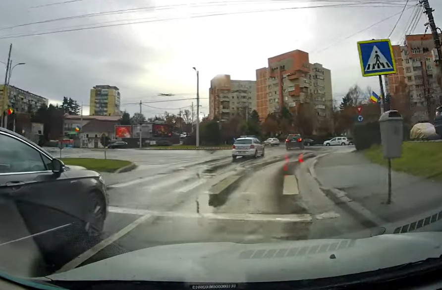 Un șofer a avut parte de o surpriză neașteptată imediat după ce a schimbat ilegal banda în sensul giratoriu din zona Interservisan/ Foto: Chende Florian/ Info Trafic Cluj-Napoca - Facebook