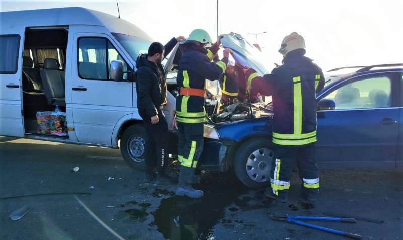 Cinci persoane, între care doi copii, au fost transportate la spital în urma unui accident rutier în care au fost implicate un microbuz și o mașină/ Foto: ISU Arad