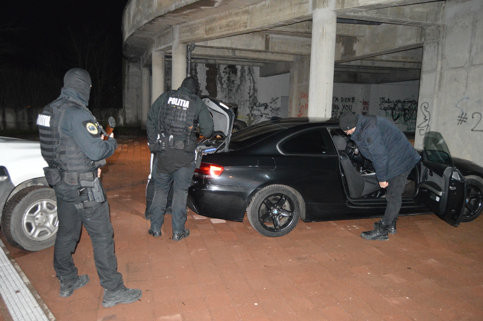 Polițiștii în timpul verificărilor unei mașini /FOTO: IPJ Cluj