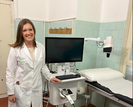 Conf. Dr. Loredana Ungureanu și aparatul ultraperformant cu care a fost dotat Spitalul Județean Cluj / Foto: Facebook - Loredana Ungureanu
