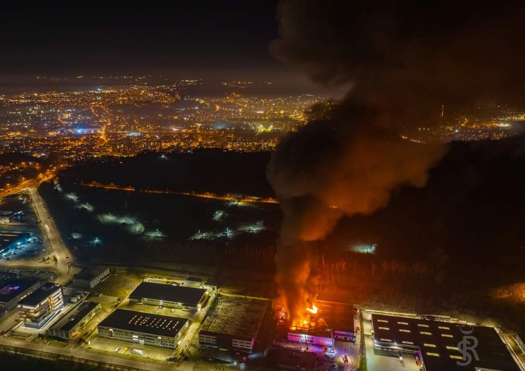 Un incendiu a izbucnit marți seara în parcul Tetarom 1/ Foto: Sergiu Răzvan/Facebook
