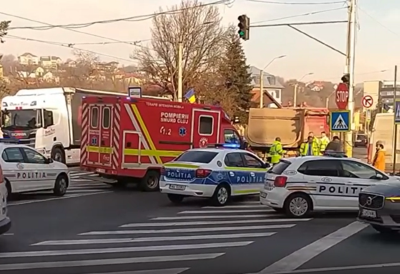 Polițiștii și echipajele SMURD prezente la fața locului /FOTO: captură ecran Info Trafic Cluj Napoca - Facebook