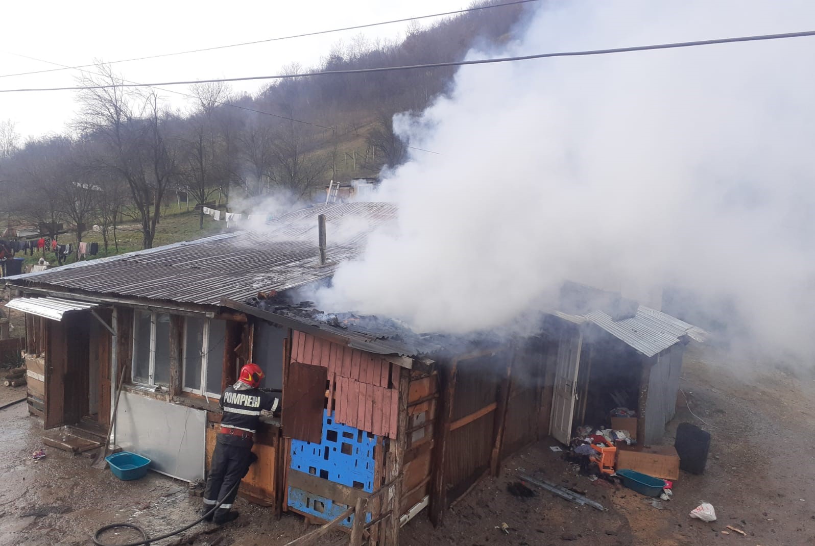 O casă din localitatea Fizeșu Gherlii a luat foc joi după-masa/ Foto: ISU Cluj