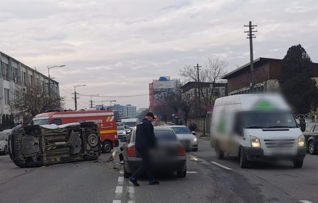 Joi a avut loc un accident pe strada Câmpina din Cluj-Napoca. Unul dintre șoferi a fost prins băut la volan./ Foto: IPJ Cluj