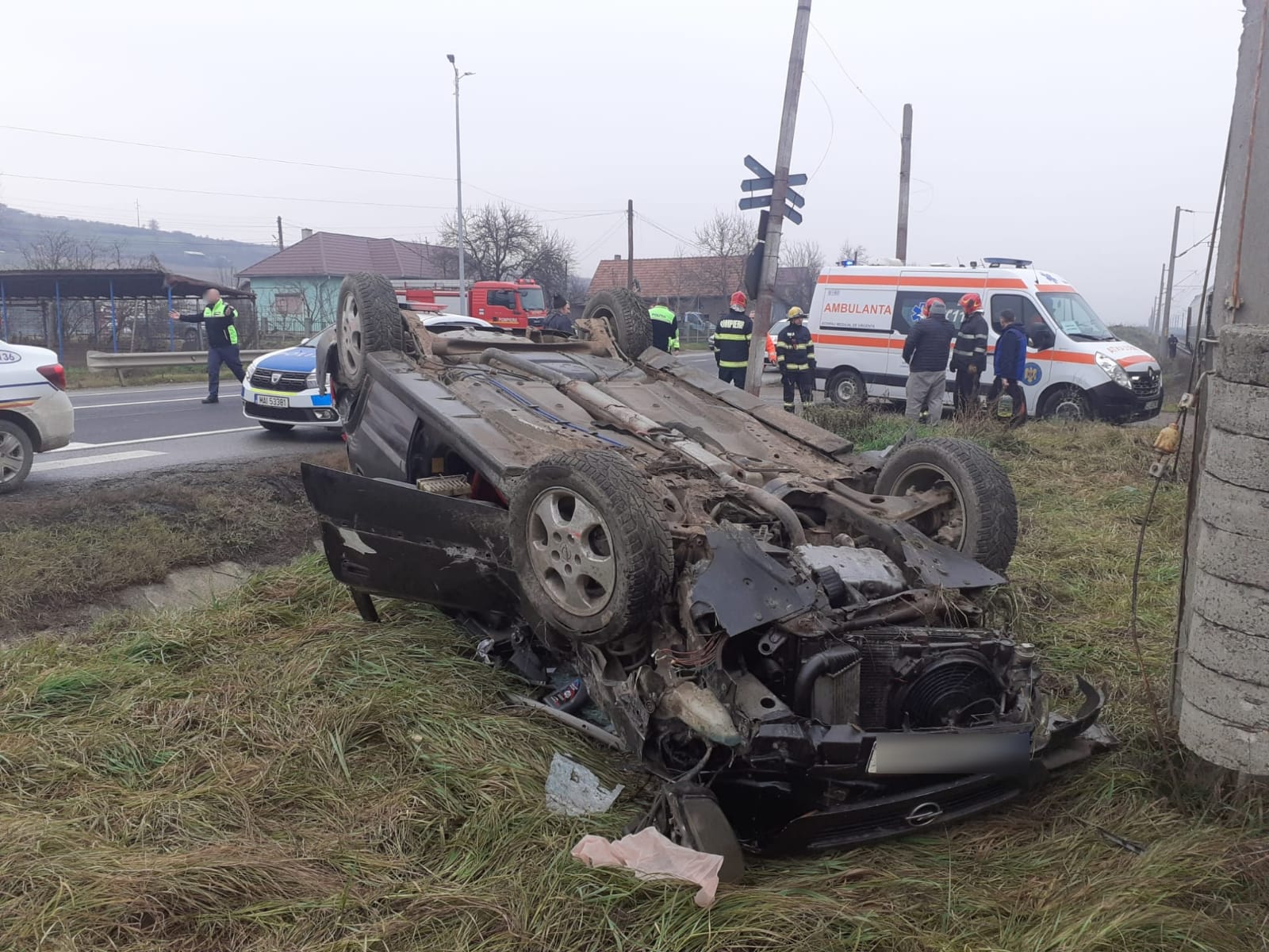 O mașină a fost lovită de tren în localitatea Livada, comuna Iclod din județul Cluj. FOTO: ISU Cluj