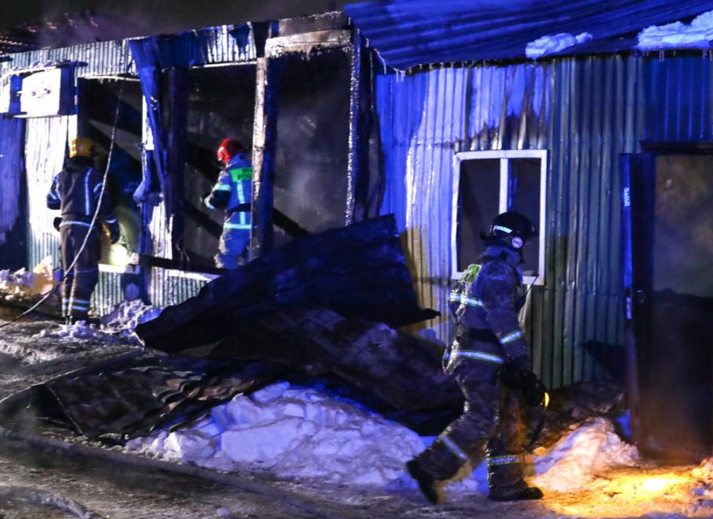 Un incendiu izbucnit vineri într-un cămin de bătrâni care funcţiona ilegal în oraşul rus Kemerovo, în regiunea Siberia de Vest. Cel puțin 20 de persoane au murit/ Foto: @DailyWorld24 - Twitter