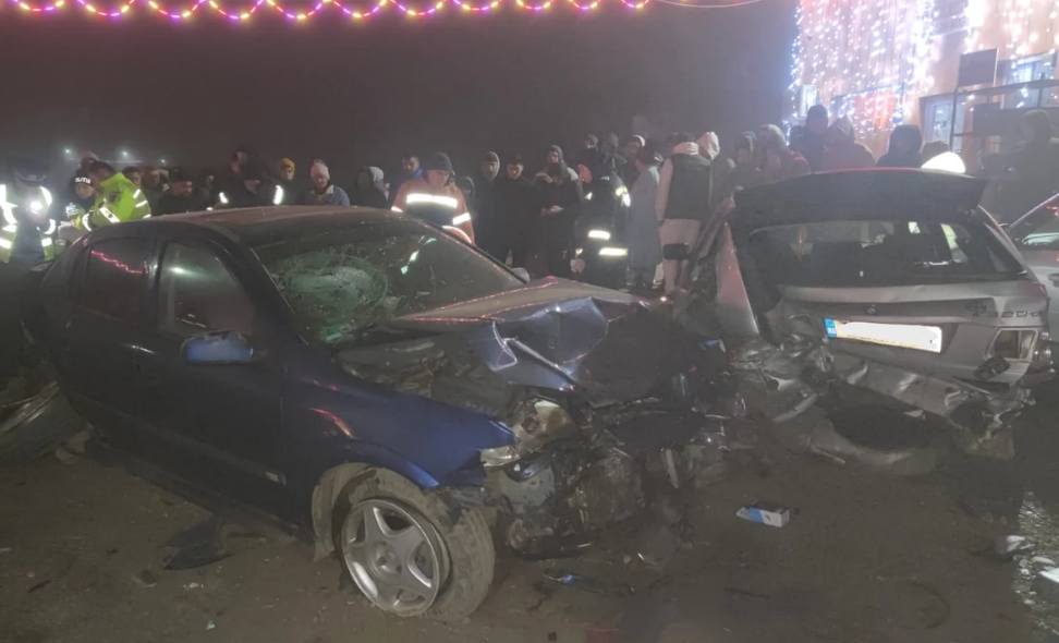 Un şofer de 25 de ani s-a răsturnat cu mașina, vineri seara, şi a accidentat doi pietoni, ricoşând ulterior în alte trei mașini. Din nefericire, unul dintre pietoni a murit la spital/ Foto: IPJ Buzău