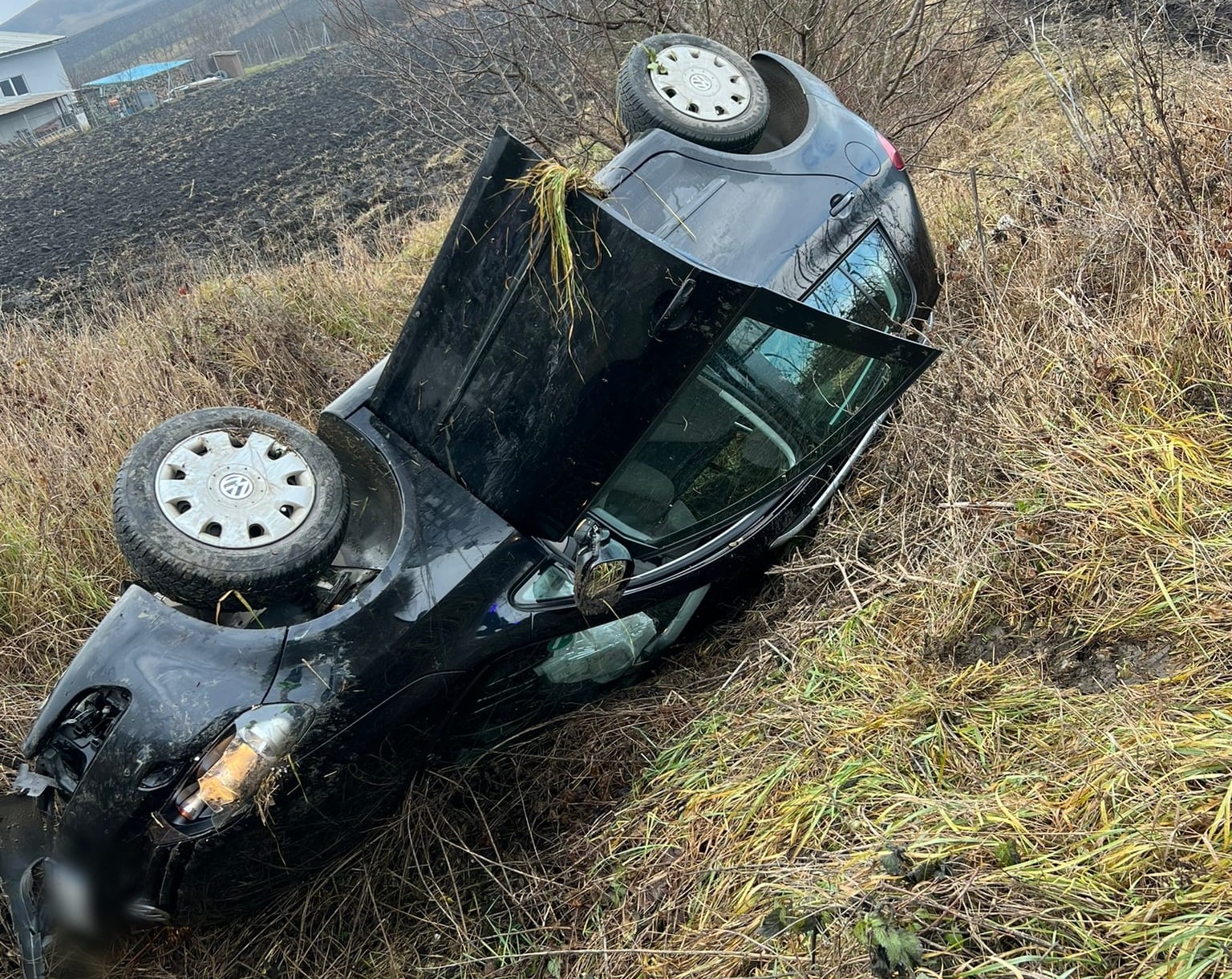 Un șofer de 32 de ani s-a răsturnat cu mașina, sâmbătă, între localitățile Tritenii de Jos și Viișoara./ Foto: IPJ Cluj