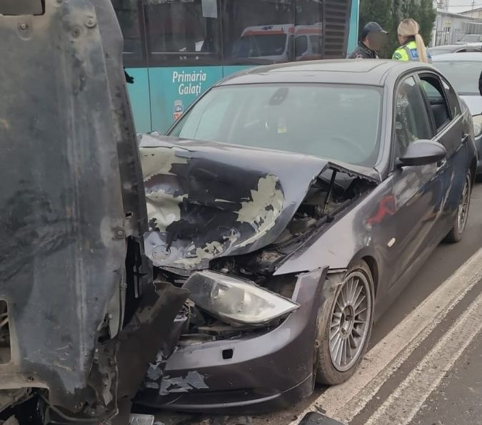 Un accident rutier grav a avut loc vineri, 23 decembrie, pe bulevardul George Coșbuc din municipiul Galați. În accident au fost implicate trei mașini, o ambulanță și un autobuz/ Foto: IPJ Galați