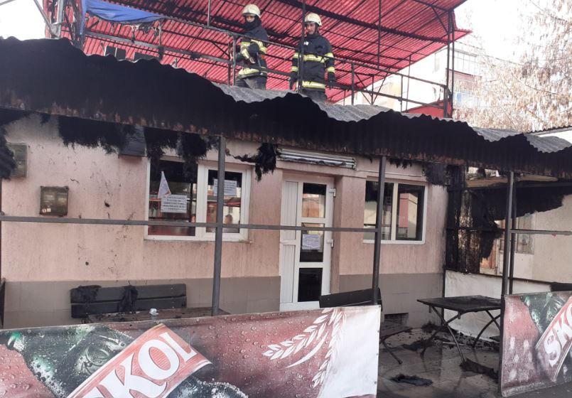 Terasa unui bar din Turda, distrusă în incendiu / Foto: ISU Cluj