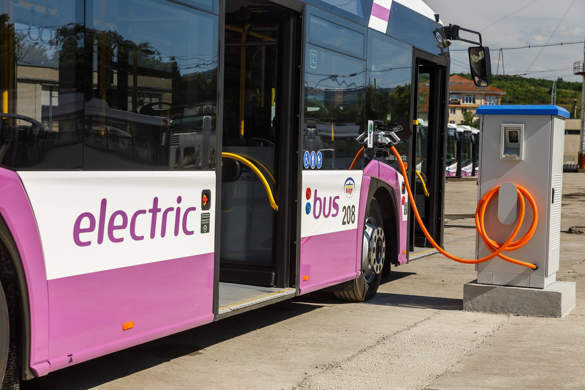 Autobuz electric din Cluj-Napoca la încărcat. Sursă foto Facebook Emil Boc
