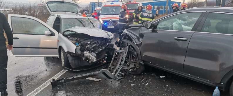Cele două mașini implicate în accident /FOTO: SAJ Sibiu