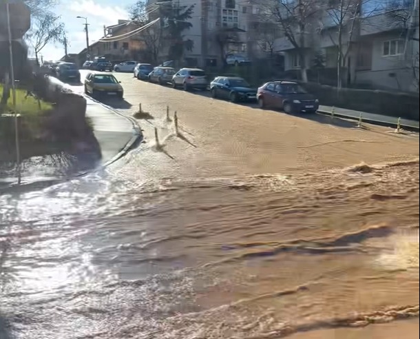 O conductă spartă a inundat Bulevardul Nicolae Titulescu, colț cu Arieșului/ Foto: captură ecran video Info Trafic Cluj-Napoca - Facebook