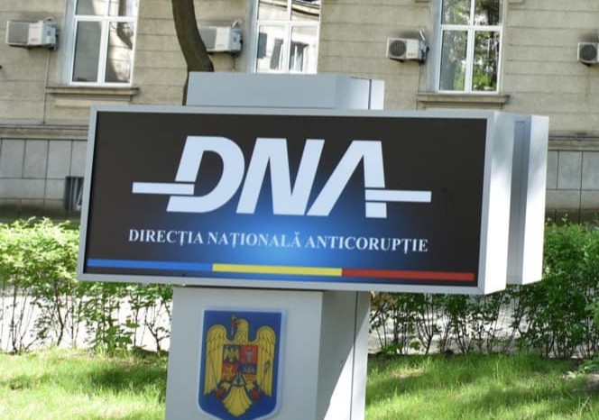 Directorul unei uzine și un consilier juridic au fost trimiși în judecată de DNA Cluj pentru trafic de influență. Aceștia ar fi primit șpagă mai multe carcase de miel și euro/ Foto: Direcția Națională Anticorupție - Facebook
