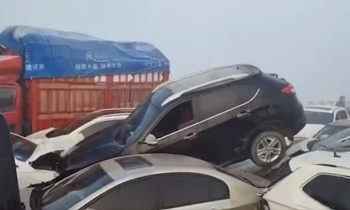 O persoană a murit miercuri după ce peste 200 de mașini au fost implicate într-o coliziune în lanţ produsă pe un pod dintr-un oraş chinez/ Foto: captură ecran video @MY_1428_V2 - Facebook