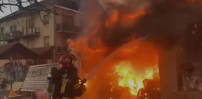 Incendiu violente la o locuință din Huedin/ captură foto: ISU Cluj