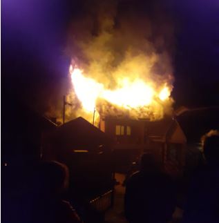 Casă cuprinsă de flăcări în Aghireșu/ captură foto: ISU Cluj