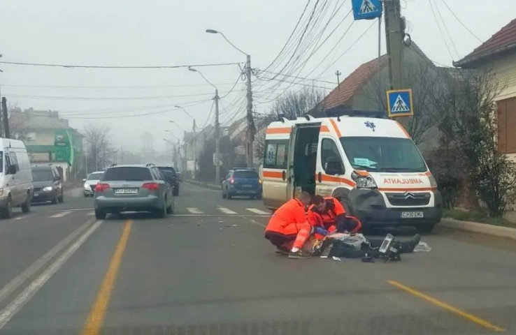Un bărbat cu dizabilități a fost lovit, marți, de o ambulanță pe trecerea de pietoni. Ambulanța nu se afla în misiune/ Foto: turdanews.ro