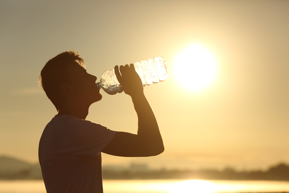 Importanţa hidratării este binecunoscută, însă rezultatele unui studiu realizat pe o perioadă de 25 de ani sugerează că o hidratare adecvată poate fi chiar mai benefică decât se credea anterior/ Foto: depositphotos.com