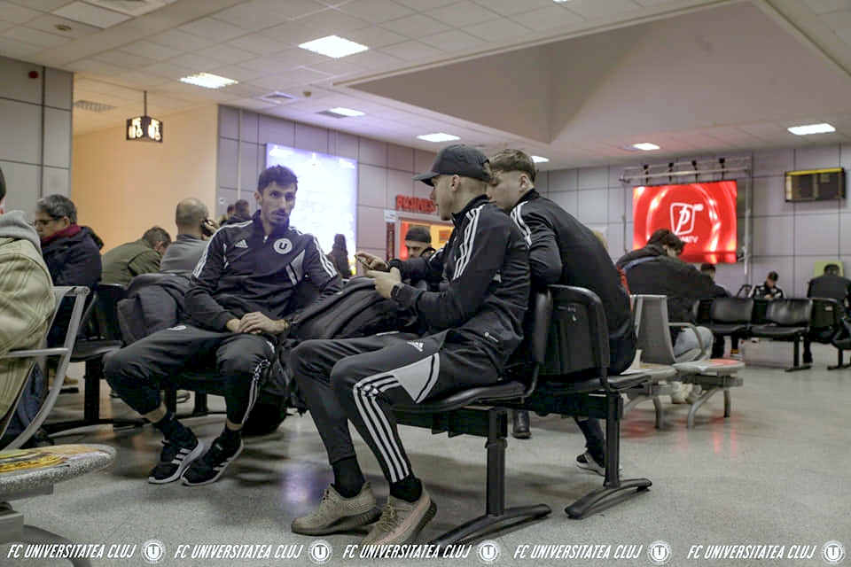 Jucătorii „U” Cluj pe aeroportul Avram Iancu /FOTO: FC Universitatea Cluj - Facebook