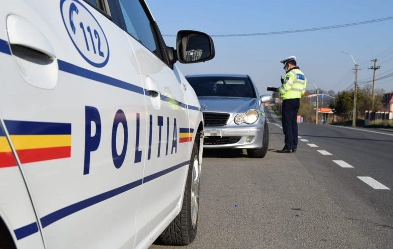 Un polițist oprește șoferii în trafic / Foto: Facebook - Inspectoratul Județean de Poliție Cluj