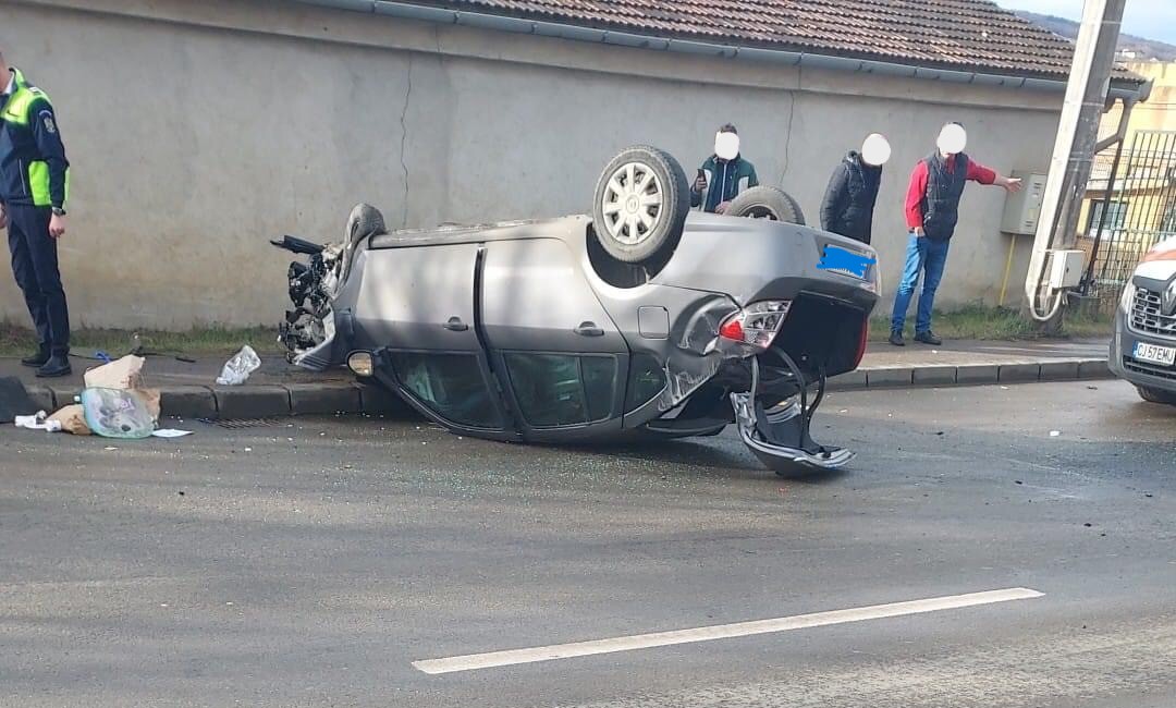 O mașină s-a răsturnat joi pe strada Oașului, după ce o șoferiță a pierdut controlul direcției de mers și a părăsit carosabilul/ Foto: Info Trafic jud. Cluj
