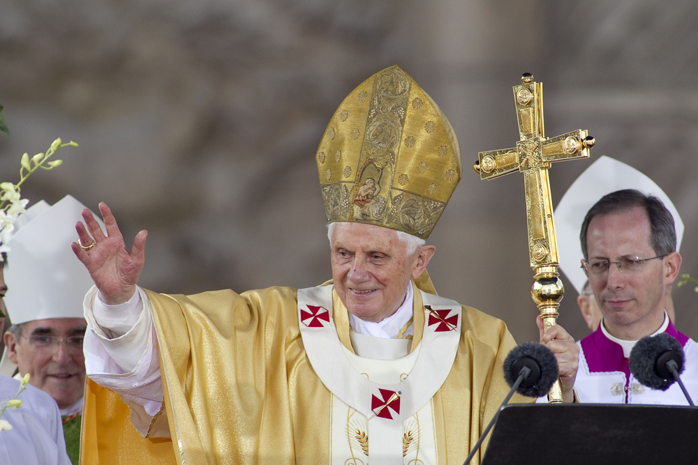 În ultimele trei zile, aproape 200.000 de persoane au păstrat un scurt moment de reculegere lângă trupul lui papa Benedict al XVI-lea/ Foto: depositphotos.com