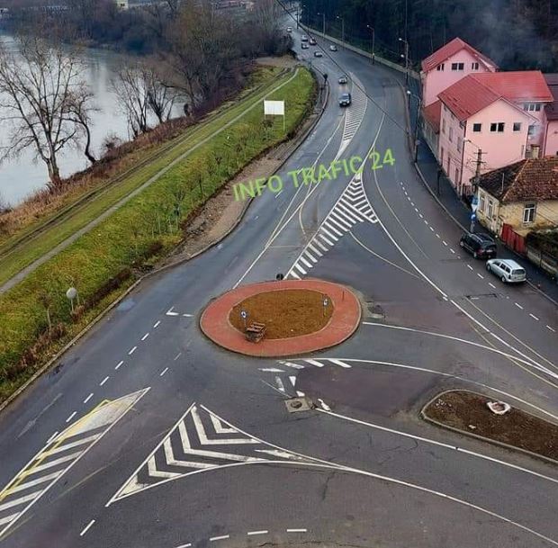 Sens giratoriu nou, dar marcaje vechi, în Dej! Șoferii nu mai înțeleg nimic / Foto: Info Trafic 24