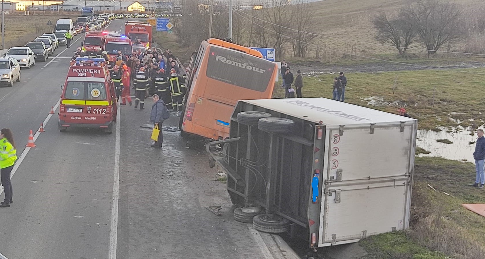 Un autocar plin cu oameni s-a răsturnat, vineri, în localitatea clujeană Răscruci/ Foto: ISU Cluj