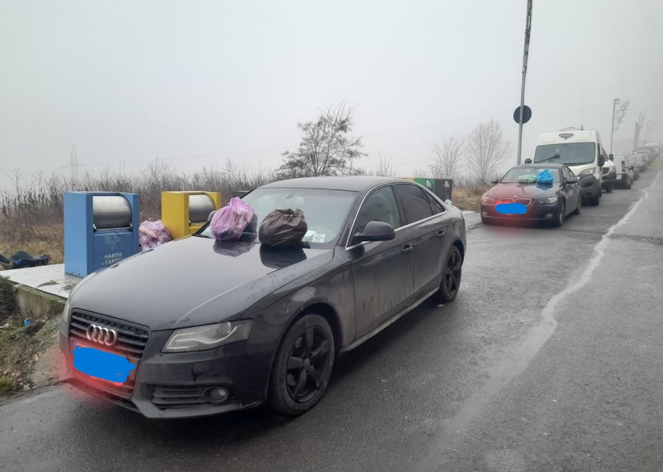 Doi șoferi din comuna Baciu, județul Cluj, s-au trezit cu mașinile acoperite de gunoi/ Foto: Ciprian Manolescu - Locuiesc in com. Baciu/ Facebook