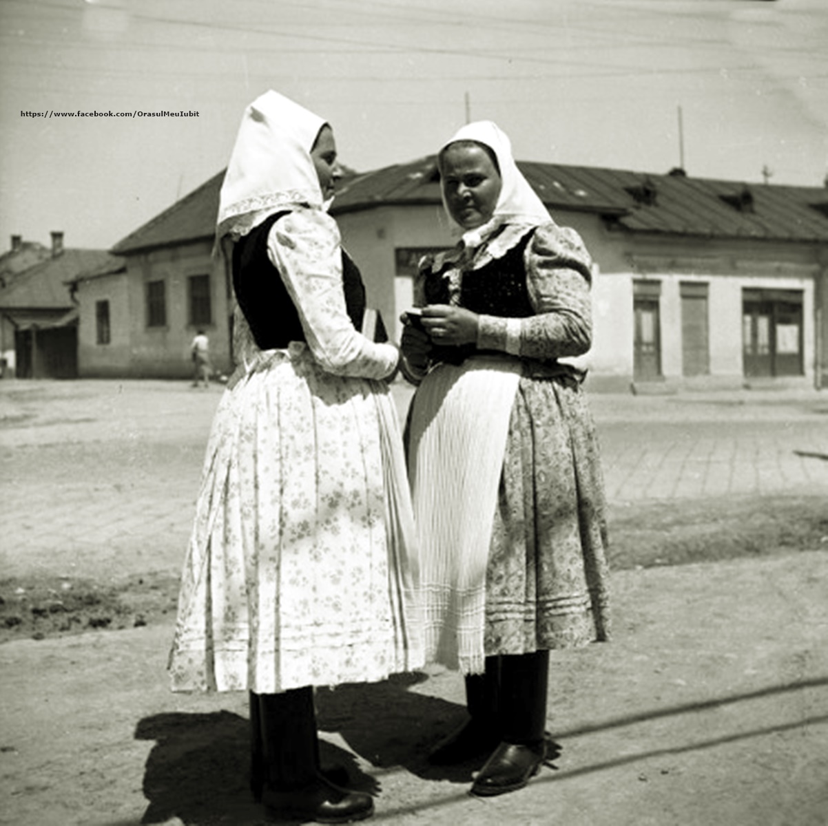 „Două femei în port de sărbătoare caracteristic hostezenilor”, Cluj, 1959. Autor: Nicolae Moraru; Sursa foto: Clujul și clujenii/ Facebook