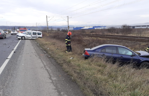 Accident la ieșire din Dej între două mașini, cu o victimă / Foto: ISU Cluj