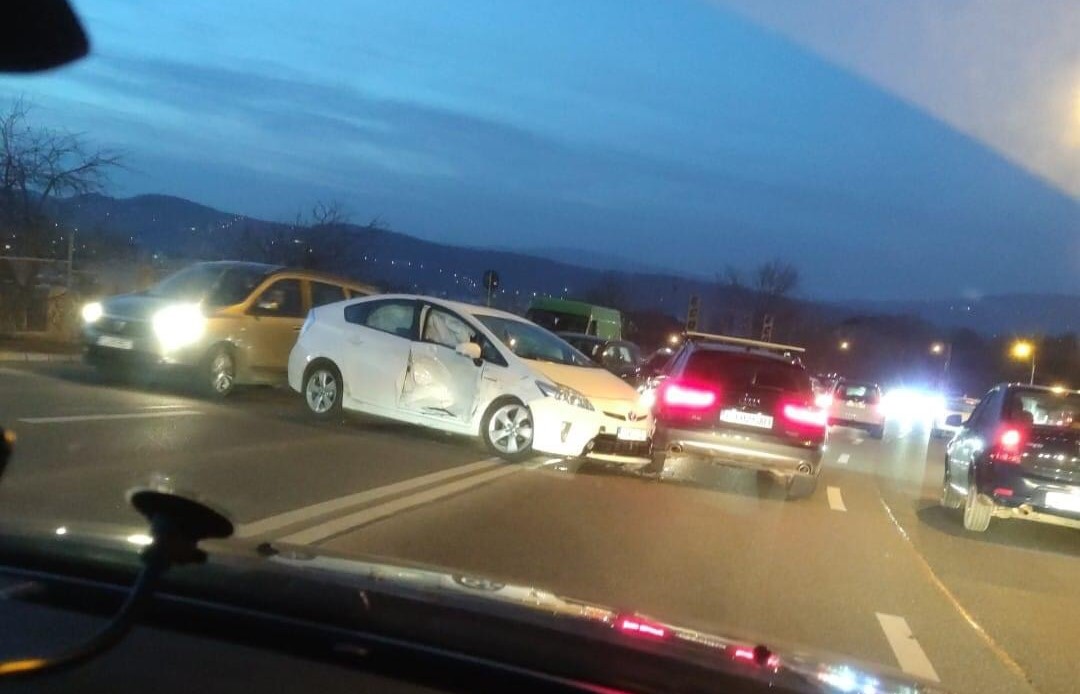 Accident rutier în care au fost implicate 4 mașini pe strada Frunzișului din Cluj-Napoca/ Foto: Info Trafic Cluj-Napoca - Facebook