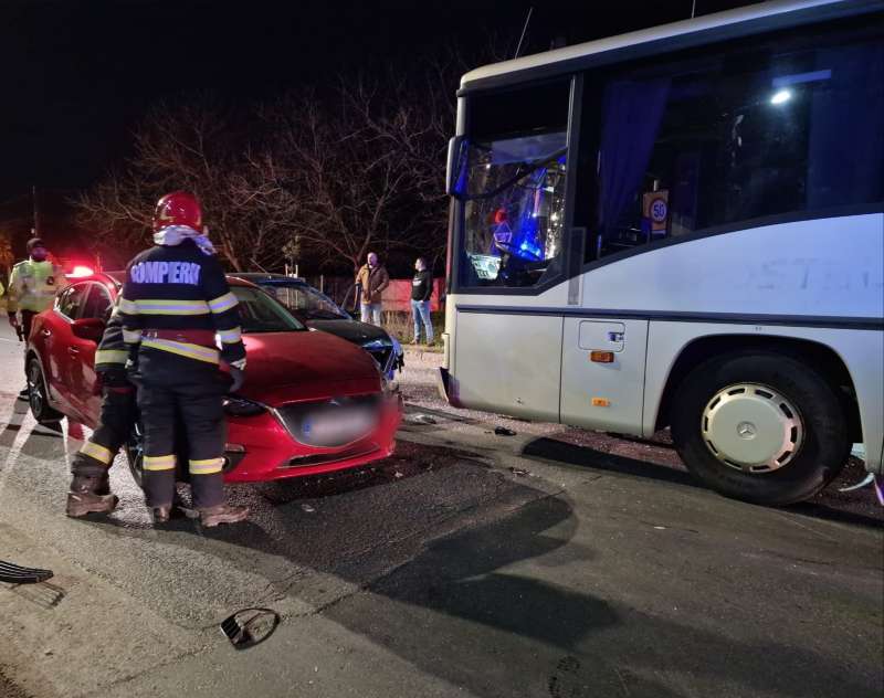 În urma accidentului o femeie a fost transportată la spital /FOTO: ISU Arad