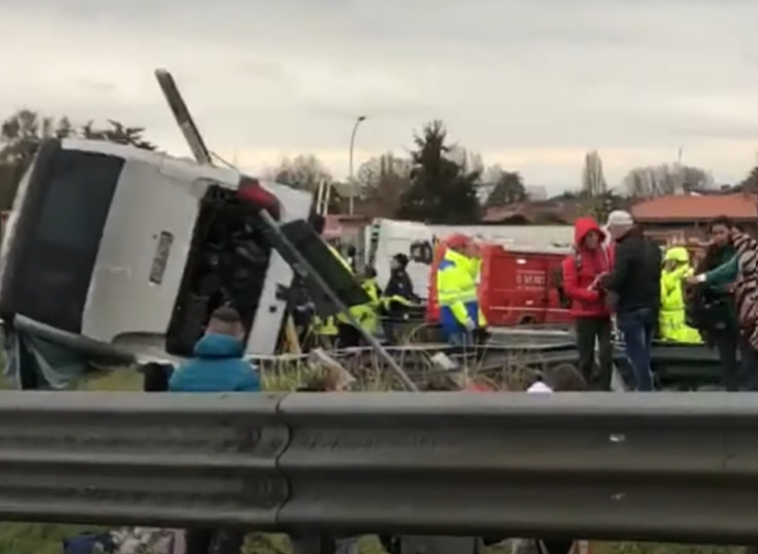 Un autocar în care se aflau 52 de români, adulţi şi copii, s-a răsturnat, luni, pe autostrada A13 din Padova, Italia/ Foto: captură ecran Youtube