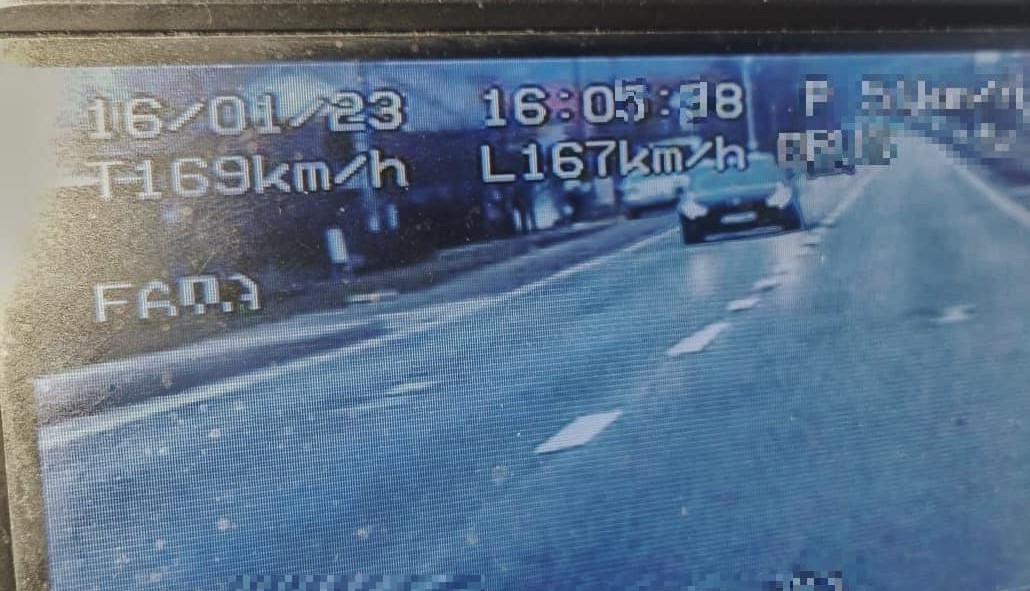 Un tânăr de doar 18 ani a fost prins, luni, în timp ce conducea cu o viteză de 169 km/h în comuna clujeană Cășeiu/ Foto: Inspectoratul de Politie Judetean Cluj - Facebook