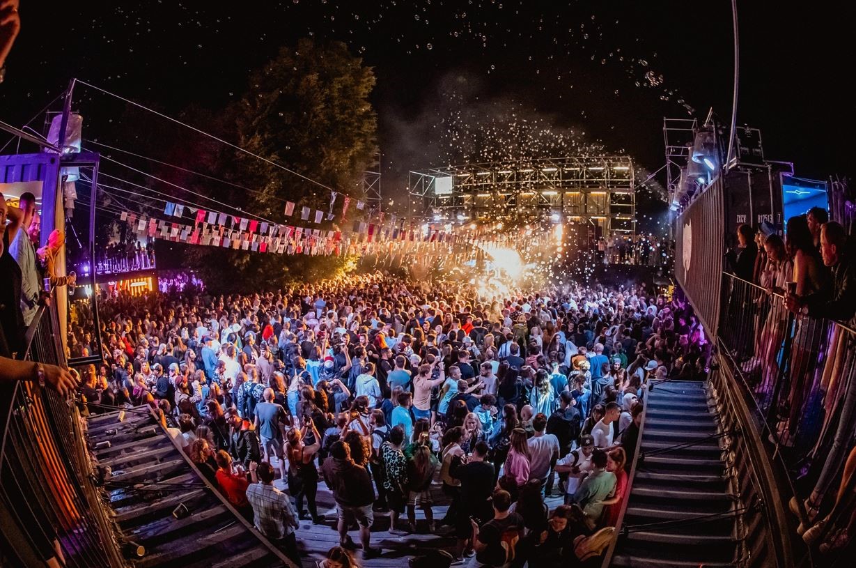 Peste 272.000 de participanți au celebrat muzica pe domeniul Castelului Banffy, la cea mai mare ediție din istoria festivalului Electric Castle, în 2022/ Foto: EC - Bereczky Sandor