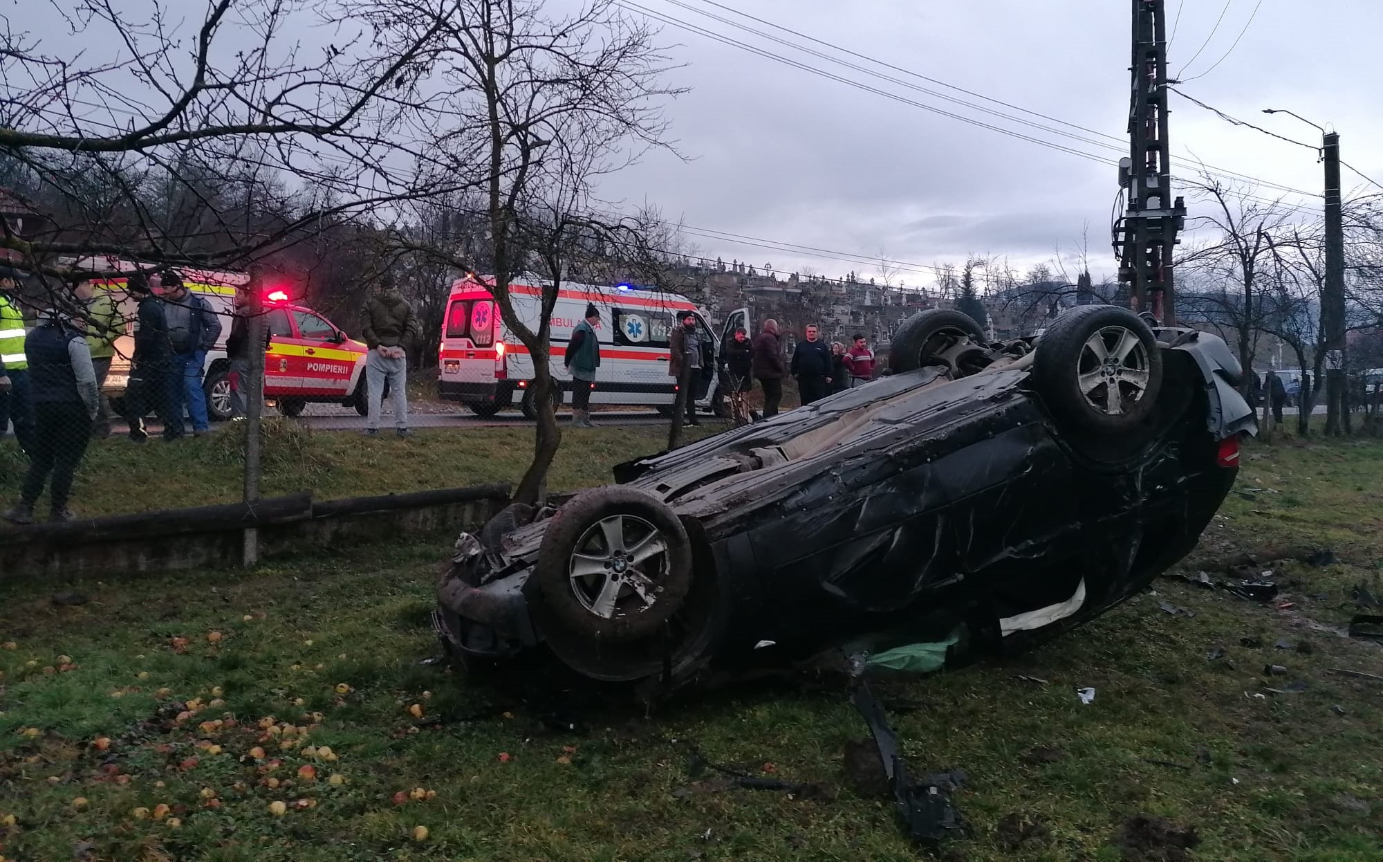 Un accident rutier grav a avut loc, joi dimineață, pe raza localității Rugășești. În urma accidentului o femeie și un copil de 10 ani au ajuns de urgență la spital/ Foto: ISU Cluj