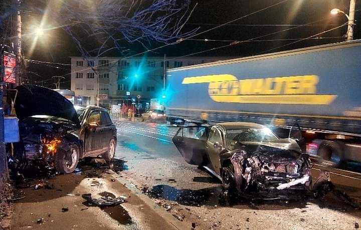 Un accident rutier a avut loc, joi seară, în Piața Karl Liebknecht din municipiul Cluj-Napoca. În accident au fost implicate două mașini./ Foto: Info Trafic Cluj-Napoca - Facebook