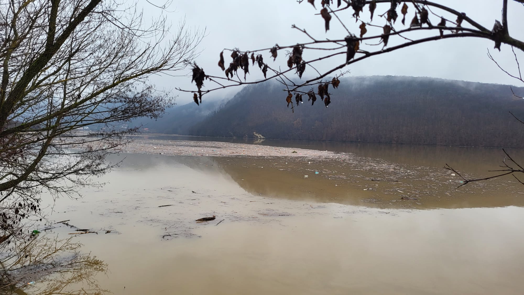 Lacul de acumulare Gilău, plin de gunoaie/ Foto: Apele Române Someș-Tisa - Facebook