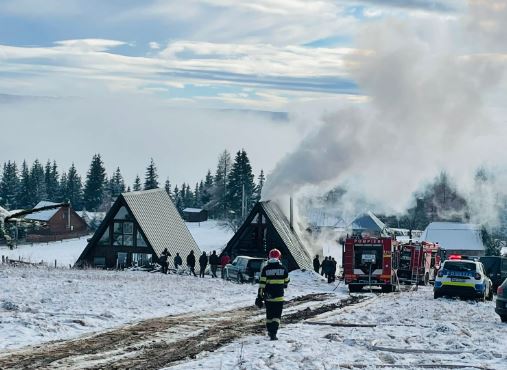 Intervenție pentru stingerea unui incendiu care a cuprins o cabană din Copcea, com. Mărișel/ captură foto ISU Cluj