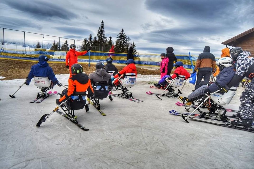 Persoanele cu dizabilități, învățate să schieze independent / Foto: Walking Month - Facebook