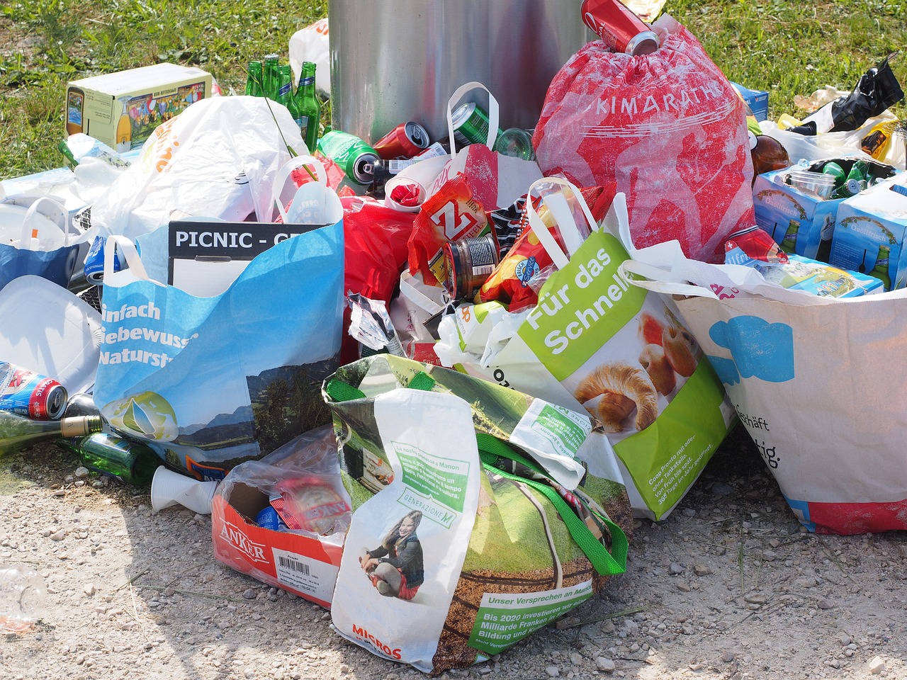Pedeapsă cu ÎNCHISOAREA pentru aruncarea, ascunderea sau păstrarea ilegală a gunoaielor. FOTO: Pixabay