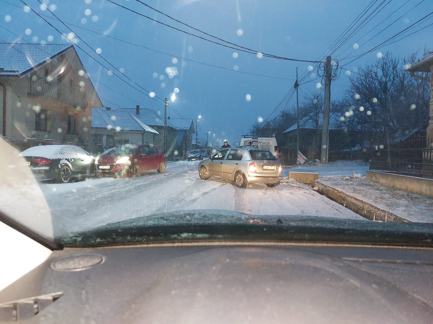 Drumurile din Chinteni, acoperite de zăpadă. Sursă foto Facebook Info Trafic Cluj-Napoca