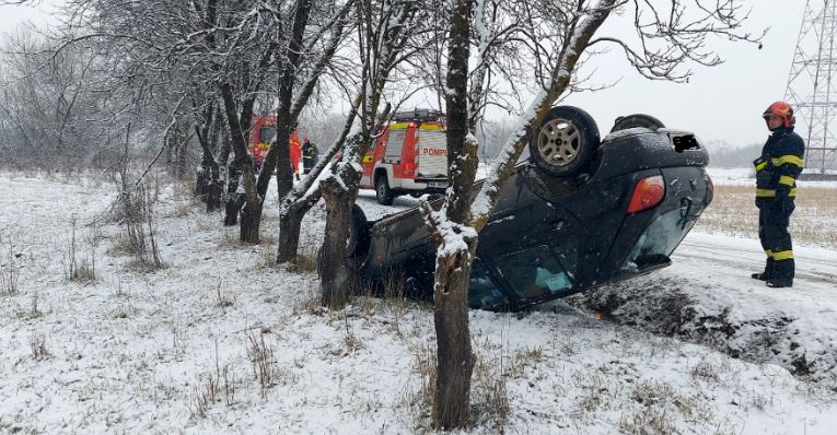 O mașină s-a răsturnat în Jucu de Mijloc, iar o persoană are nevoie de îngrijri medicale / Foto: ISU Cluj